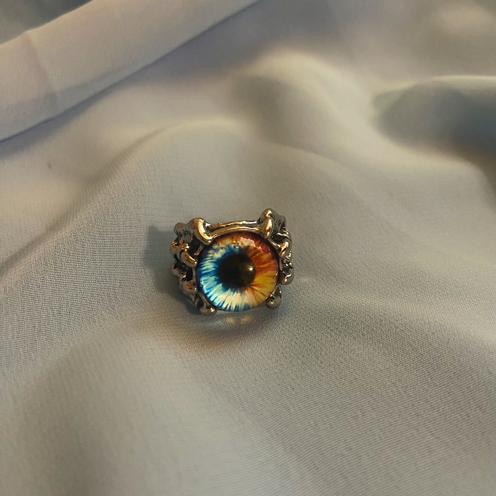 chunky orange and blue eye ring! 💟🪩